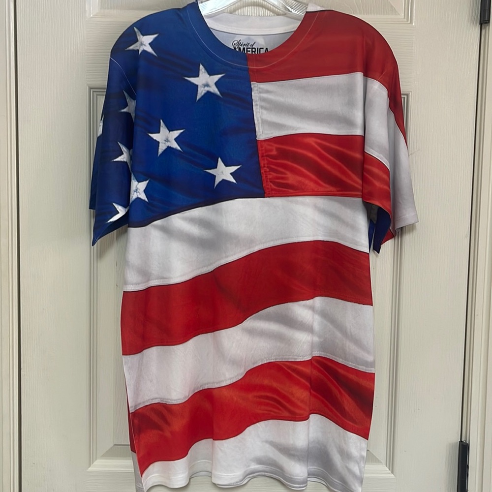 Spirit of America size medium shirt. Has small spot on the back. See pictures